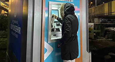 Soğuk havada üşüyen kedi, banka ATM'sine sığındı