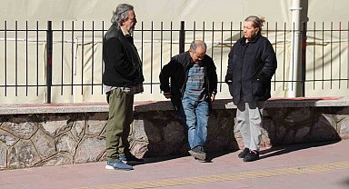 Soğuk havada vatandaşlar güneşe sığındı