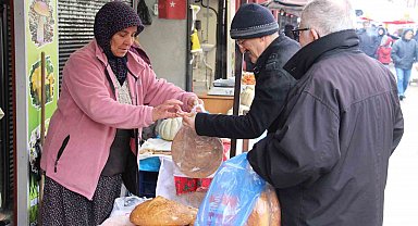 Soğuk havaya ve yaşına rağmen "Ekmek parası" kazanıyor