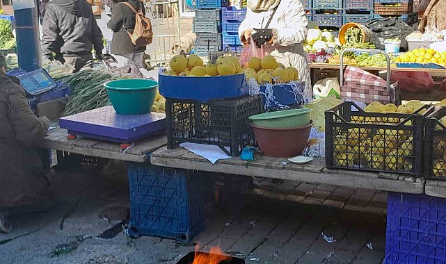 Soğuk pazara vurdu, pazarcılar çareyi ateş yakmakta buldu