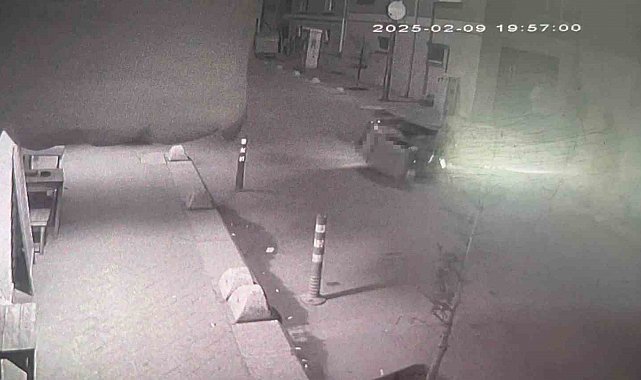 Sokağa ani çıkan çocuğa motosiklet çarptı, o anlar güvenlik kamerasına yansıdı