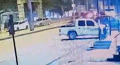 Sokak köpeklerinden kaçarken kamyonet çarptı: Kaza anı kamerada