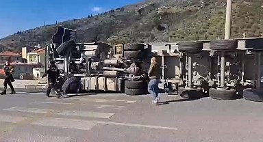 Söke'de kömür yüklü tır devrildi