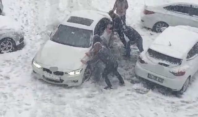 Sultangazi'de araçlar kara gömüldü, vatandaşları otomobili böyle kurtarmaya çalıştı