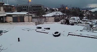 Sultangazi'de kar etkili oldu