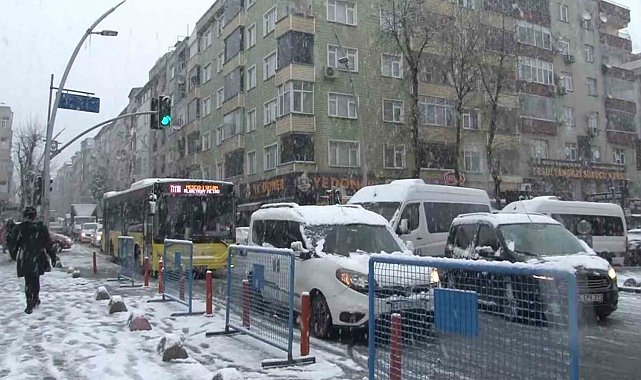 Sultangazi'de trafiğe kar engeli