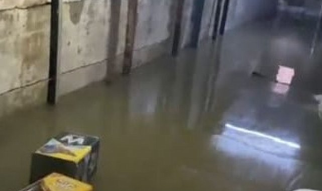 Sultangazi'de yağış sonrası rögar taştı, bir iş yeri atık suların altında kaldı