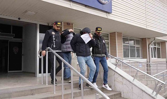 Şüpheli araçta binlerce uyuşturucu hap ele geçirildi: 2 tutuklama