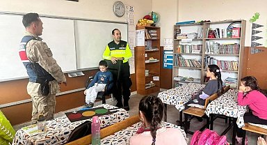 Susuz'da jandarma öğrencilere trafik kurallarını anlattı