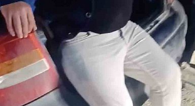 Suya gömülen aracının bagajında oturarak yardım bekledi