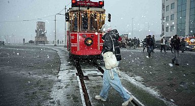 Taksim'de akşam saatlerinde kar yağışı etkili oldu