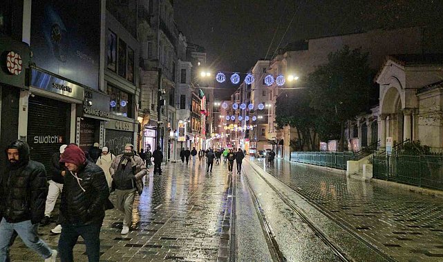Taksim'de kar yağışı etkili oldu