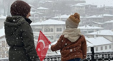 Tarihi kentte kar manzaraları mest etti