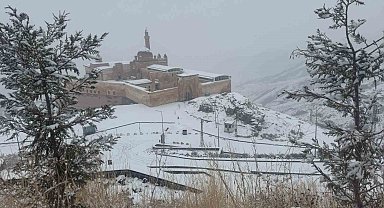 Tarihi saray beyaza büründü