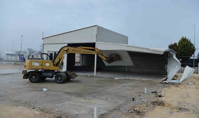 Tarım arazisi üzerindeki kaçak depo yıkıldı