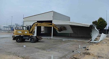 Tarım arazisi üzerindeki kaçak depo yıkıldı