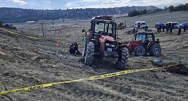 Tarlasının sürülüşünü çekerken traktörün altında kalan sürücü öldü