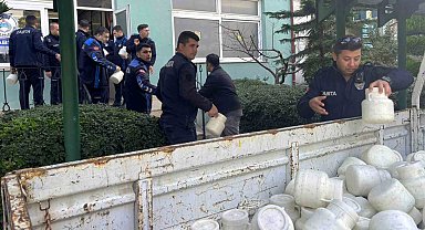 Tarsus'ta halk sağlığını tehdit eden 1.5 ton peynir ele geçirildi