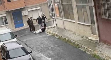 Tartıştıkları genci sokak ortasında acımasızca dövdüler