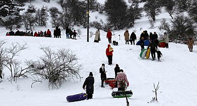 Tatilciler karın keyfini kayarak çıkardı