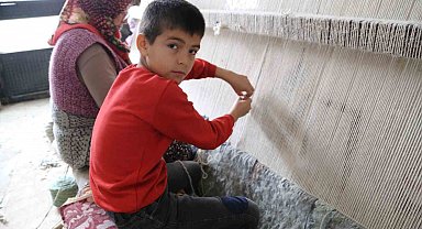 Tatillerde annesiyle halı dokuyor