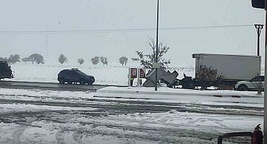 Tatvan'da 3 kişinin yaralandığı kaza anı kamerada