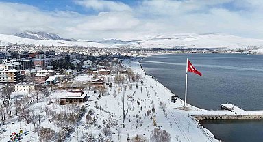 Tatvan'da kar yağışından sonra kartpostallık görüntüler