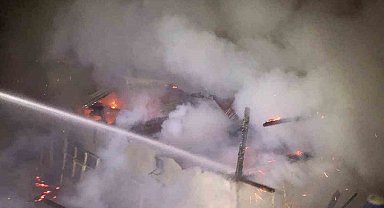 Tek katlı ev, yangında kullanılamaz hale geldi