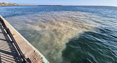 Tekirdağ'da denizin rengi değişti: Yağmur suyu hattından çamurlu su aktı