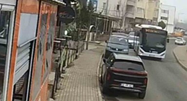 Tekirdağ'da otobüs park halindeki araca çarpıp kaçtı: Kaza anı kamerada