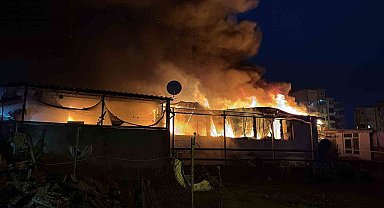 Tekirdağ'da prefabrik ev alev alev yandı