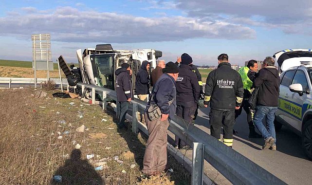 Tekirdağ'da virajı alamayan tır devrildi: 1 yaralı