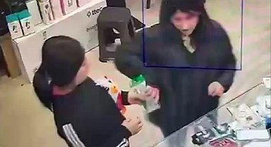 Teknoloji mağazalarına girip hırsızlık yaptılar, o anlar kamerada