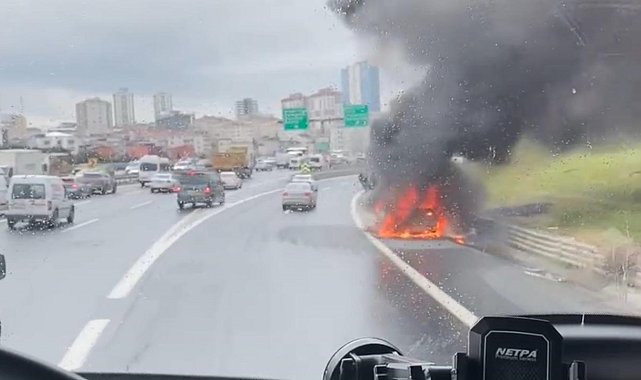 TEM Otoyolu'nda seyir halindeki cip alev alev yandı: O anlar kamerada