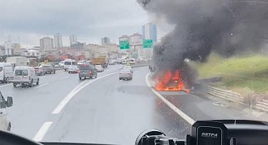 TEM Otoyolu'nda seyir halindeki cip alev alev yandı: O anlar kamerada