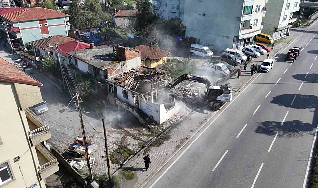 Terme'de metruk binalar tek tek yıkılıyor