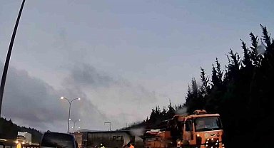 Tır makasladı, TEM otoyolu kilitlendi