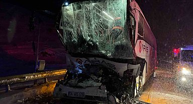 Tıra arkadan çarpan otobüs şoförü hayatını kaybetti, 13 yaralı