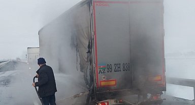 Tırın dorsesi yandı