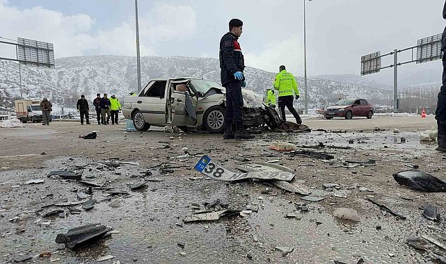 Tokat'ta tıra çarpan otomobildeki sürücü öldü, 2 yolcu yaralandı