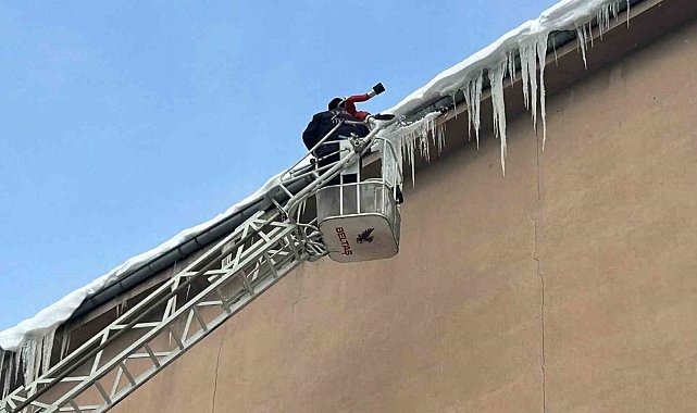 Tomarza'da tehlike saçan buz sarkıtları temizlendi