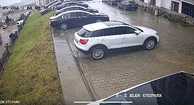 Trabzon'da sitedeki kaza anı güvenlik kamerasına yansıdı