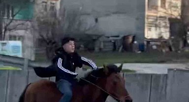 Trafiğe atla çıkan genç anayolda dört nala koştu