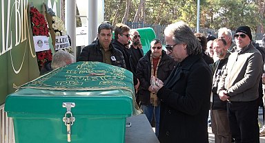 Trafik kazasında hayatını kaybeden keman sanatçısı Laçin Akyol, son yolculuğuna uğurlandı