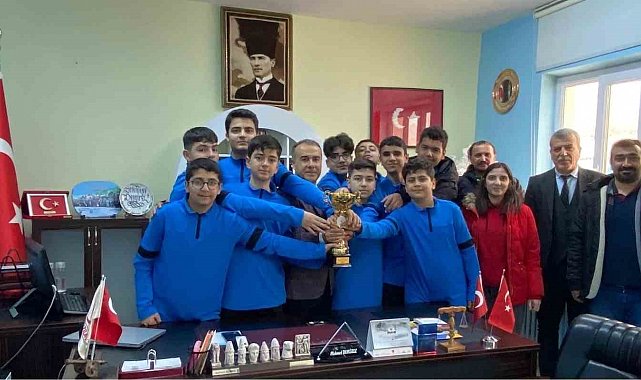 Tuğsuz Ali Ağa Ortaokulu basketbol takımından şampiyonluk ziyareti