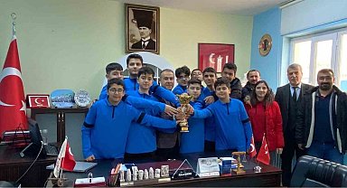 Tuğsuz Ali Ağa Ortaokulu basketbol takımından şampiyonluk ziyareti