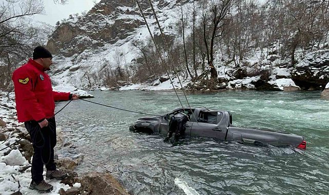 Tunceli'de otomobil çaya düştü: 1 yaralı