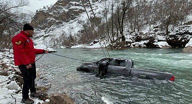 Tunceli'de otomobil çaya düştü: 1 yaralı