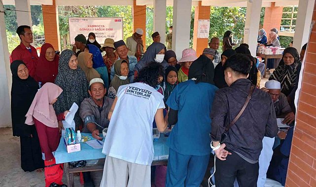 Türk doktorlar, TİKA'nın desteğiyle Kamboçya'da şifa dağıttı