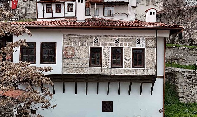 Türkiye'de eşi benzeri olmayan süslemeleriyle 239 yıllık Mektepçiler Evi dikkat çekiyor